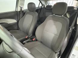 CHEVROLET - ONIX - 2017/2018 - Branca - R$ 68.900,00