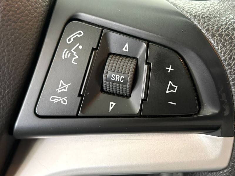 CHEVROLET - ONIX - 2017/2018 - Branca - R$ 68.900,00