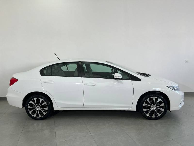 HONDA - CIVIC - 2014/2015 - Branca - R$ 76.900,00