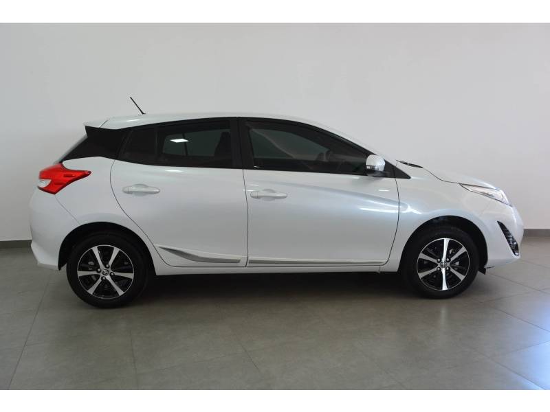 TOYOTA - YARIS - 2021/2022 - Branca - R$ 91.900,00