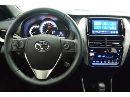 TOYOTA - YARIS - 2021/2022 - Branca - R$ 91.900,00
