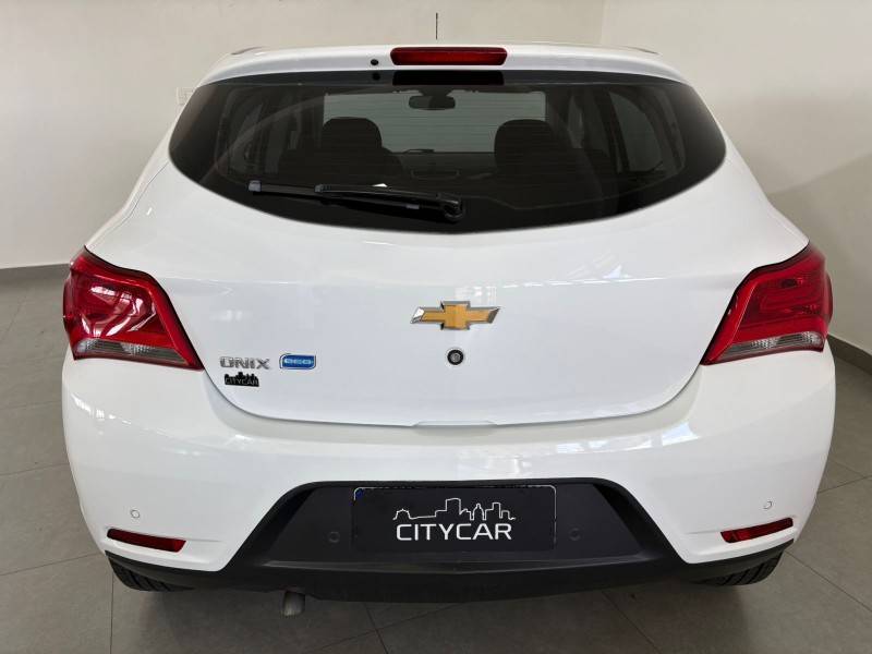 CHEVROLET - ONIX - 2017/2018 - Branca - R$ 68.900,00
