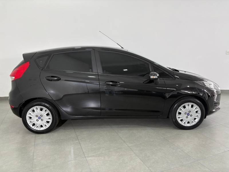 FORD - FIESTA - 2016/2017 - Preta - R$ 56.900,00