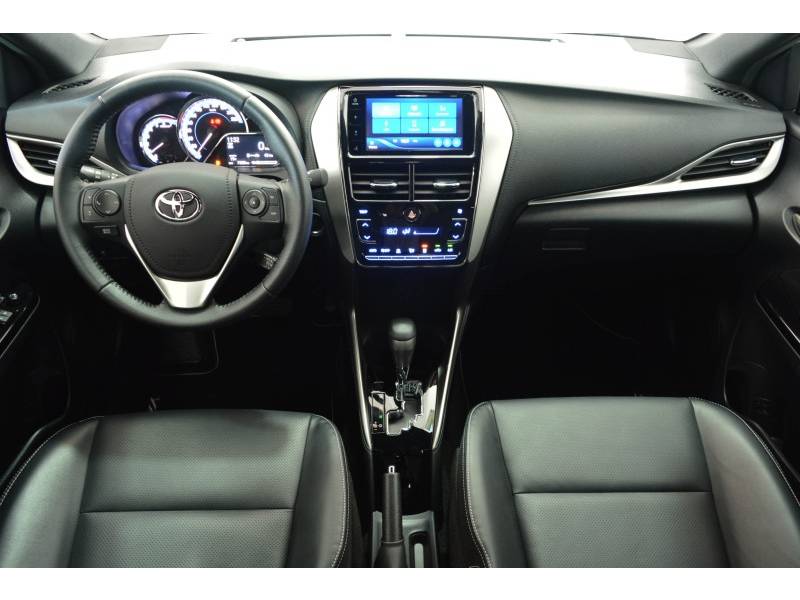 TOYOTA - YARIS - 2021/2022 - Branca - R$ 91.900,00