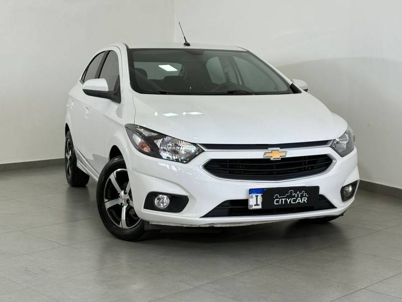 CHEVROLET - ONIX - 2017/2018 - Branca - R$ 68.900,00