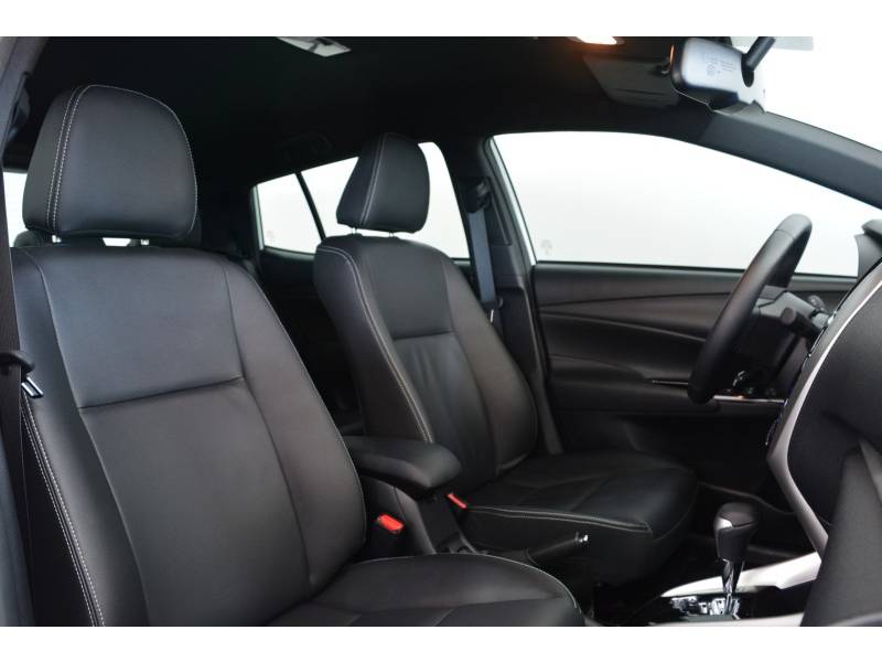 TOYOTA - YARIS - 2021/2022 - Branca - R$ 91.900,00