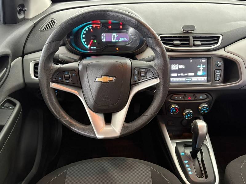 CHEVROLET - ONIX - 2017/2018 - Branca - R$ 68.900,00