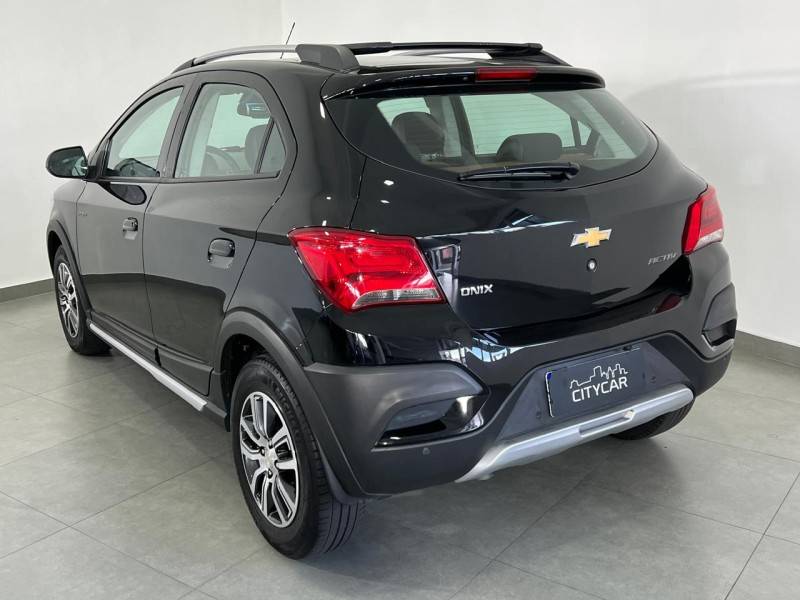 CHEVROLET - ONIX - 2016/2017 - Preta - R$ 67.900,00