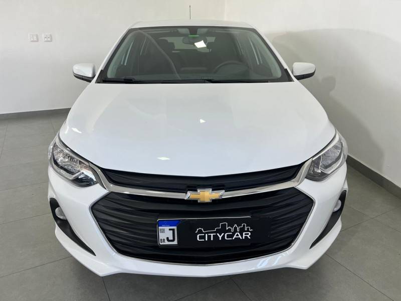CHEVROLET - ONIX - 2023/2024 - Branca - R$ 93.900,00