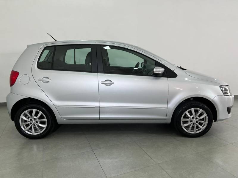 VOLKSWAGEN - FOX - 2014/2014 - Prata - R$ 46.900,00