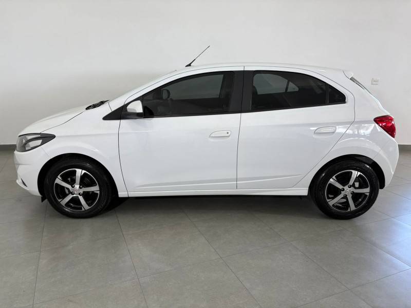 CHEVROLET - ONIX - 2017/2018 - Branca - R$ 68.900,00