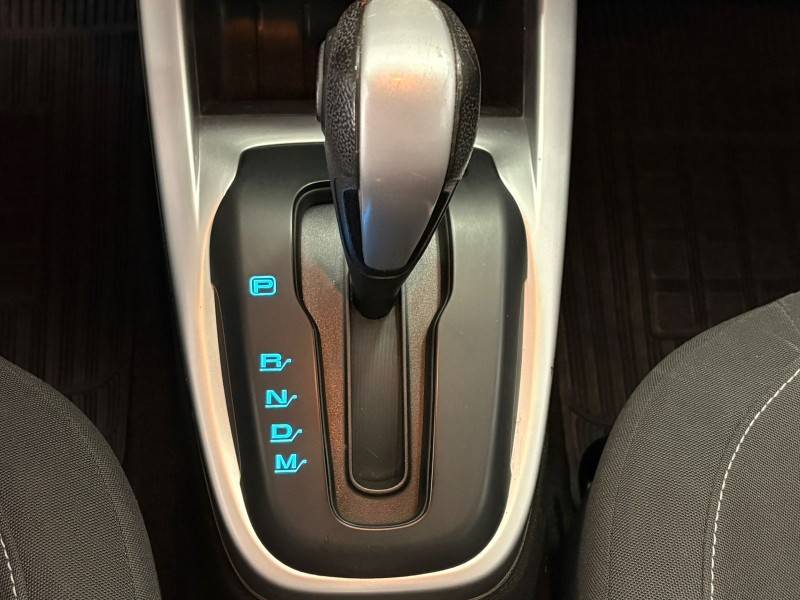 CHEVROLET - ONIX - 2017/2018 - Branca - R$ 68.900,00