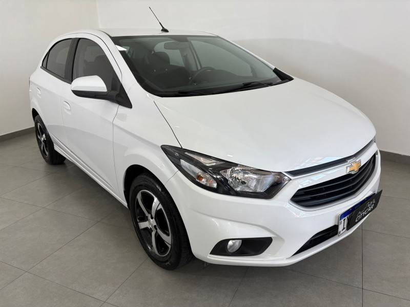 CHEVROLET - ONIX - 2017/2018 - Branca - R$ 68.900,00