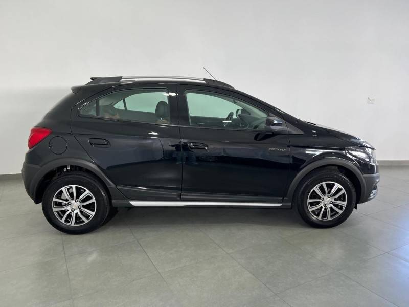 CHEVROLET - ONIX - 2016/2017 - Preta - R$ 67.900,00