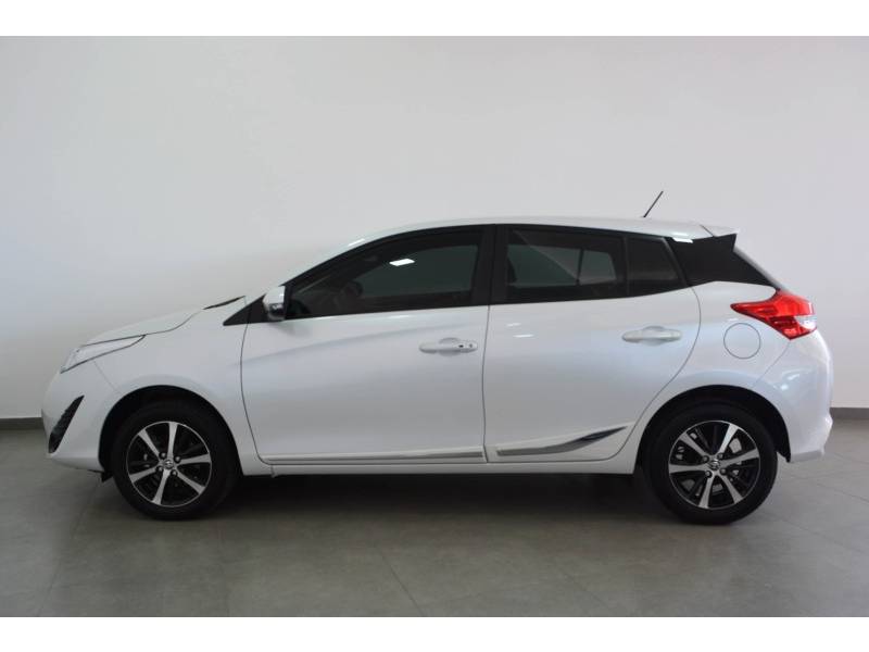 TOYOTA - YARIS - 2021/2022 - Branca - R$ 91.900,00